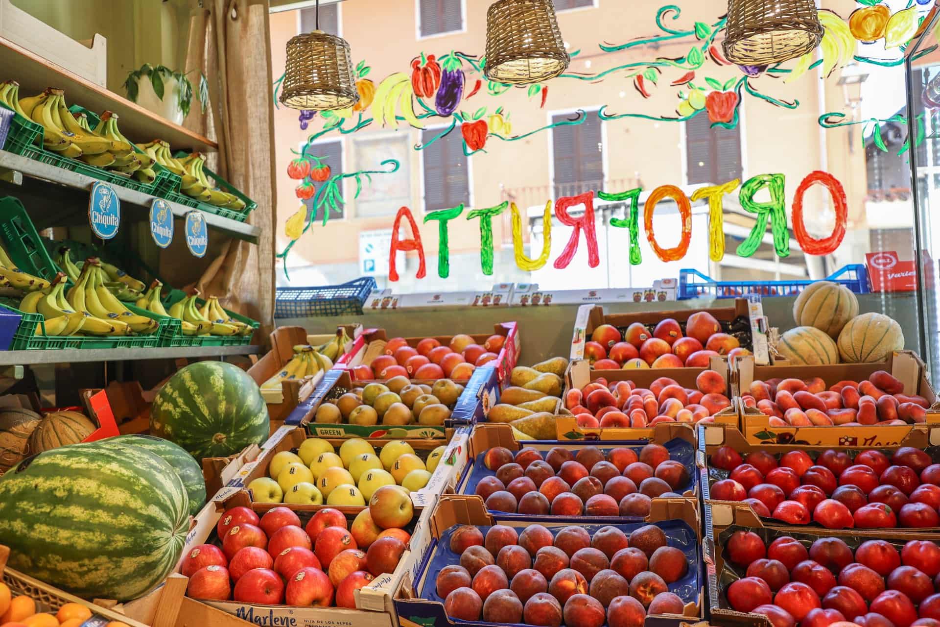 Banco di frutta e verdura fresca