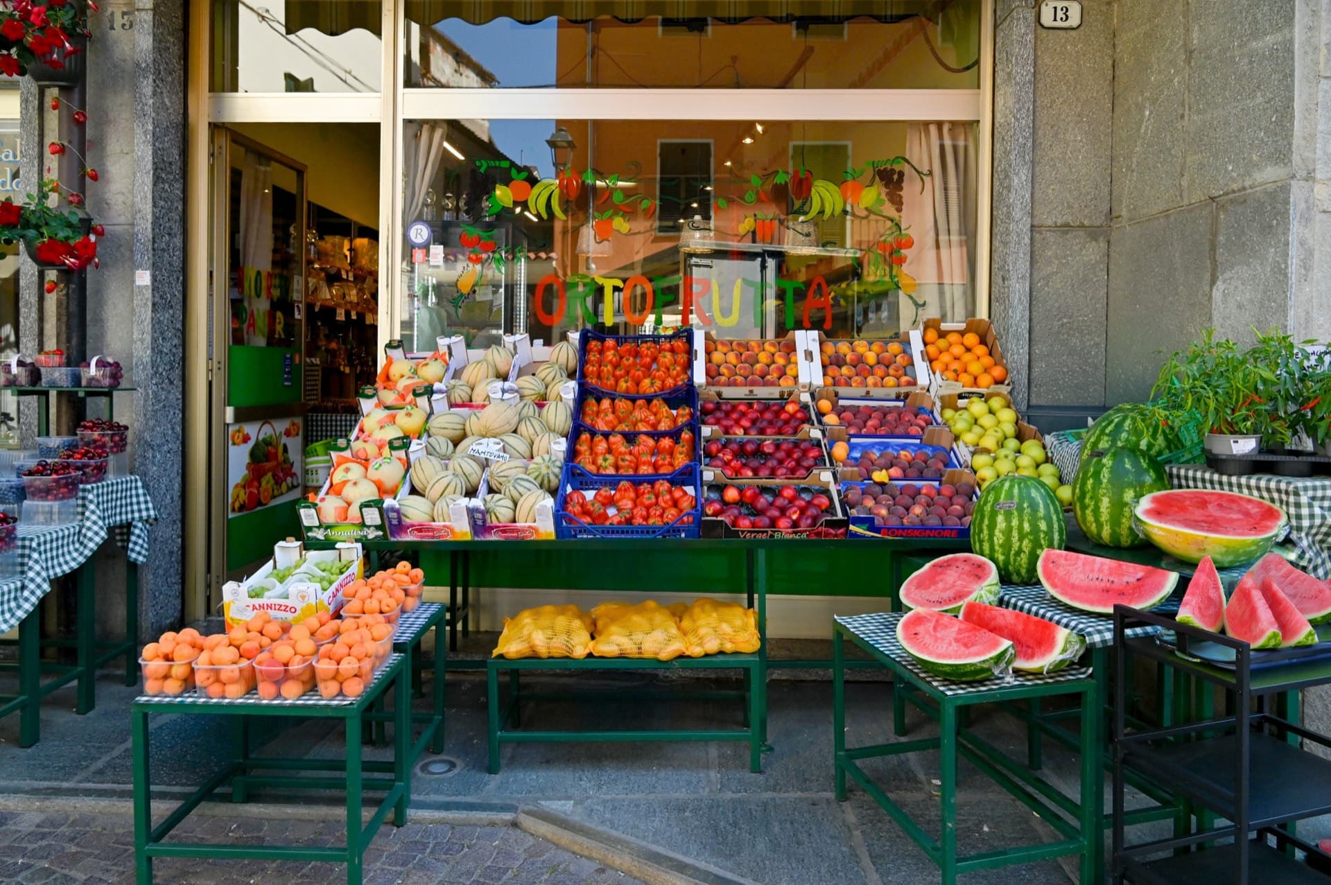 Banco frutta e verdura in negozio